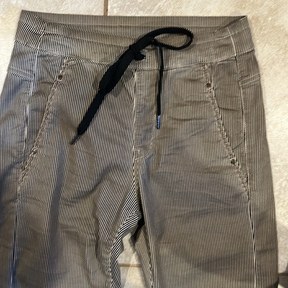 Alembika Black and White Railroad Stripe Pull On Crop Pants 0 - Picture 4 of 6